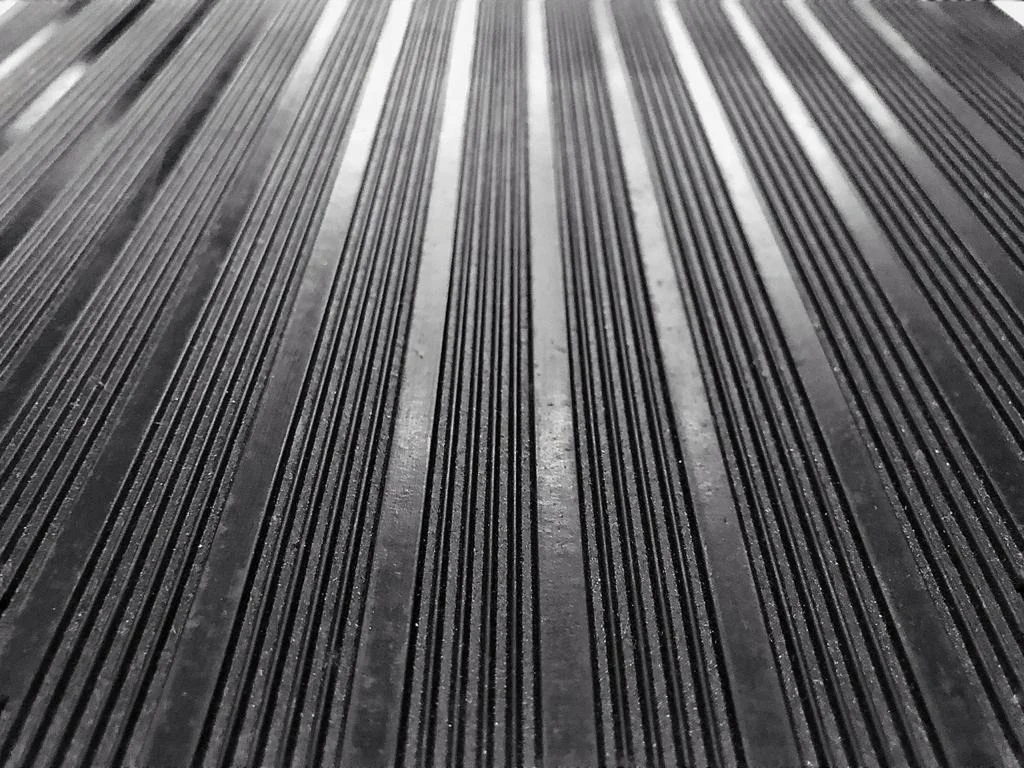 Piso de Goma Rayado Camiflex - piso con rayas antideslizante